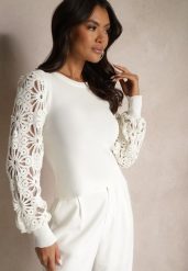 Biały Sweter z Wiskozą z Eleganckimi Rękawami w Ażurowy Wzór Nolvila. Białe swetry damskie Renee, w ażurowe wzory, z jeansu, casualowe, bez kołnierzyka, bez ramiączek, bez kaptura. Za 59.99 zł.