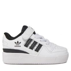 Sneakersy adidas. Białe trampki i tenisówki chłopięce Adidas, bez wzorów, bez zapięcia. Za 219.99 zł.