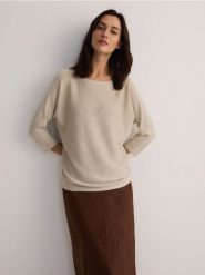 Sweter z metalizowaną nitką - złoty. Żółte swetry damskie Reserved, l, bez wzorów, z wiskozy, bez kołnierzyka, bez ramiączek, bez kaptura. W wyprzedaży za 69.99 zł.