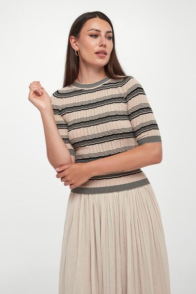 Sweter damski z krótkim rękawem Leda WEEKEND MAX MARA. Swetry damskie Weekend Max Mara, xs, bez wzorów, bez kołnierzyka, bez ramiączek, krótkie, bez kaptura. Za 829.00 zł.