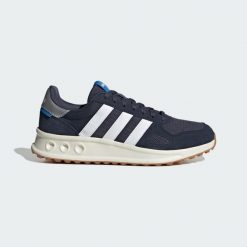 Buty Run 84. Białe buty sportowe męskie Adidas, bez zapięcia. Za 342.75 zł.