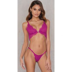 Free People Stringi You're So Great - Pink,Purple. Fioletowe stringi damskie Free People, z koronki. W wyprzedaży za 50.48 zł.