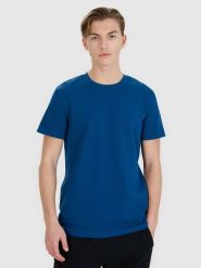 4F T-shirt regular ze strukturalnej dzianiny męski - turkusowy L. Niebieskie koszulki sportowe męskie 4f, l, bez wzorów, z bawełny, klasyczne, bez kołnierzyka. W wyprzedaży za 39.99 zł.