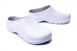 AXIM 7K3806B white, klapki, croksy damskie. Białe klapki damskie Axim, bez wzorów, bez obcasa. Za 25.89 zł.