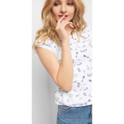 Luźny T-shirt ze wzorem. T-shirty damskie marki Orsay. Za 29.99 zł.