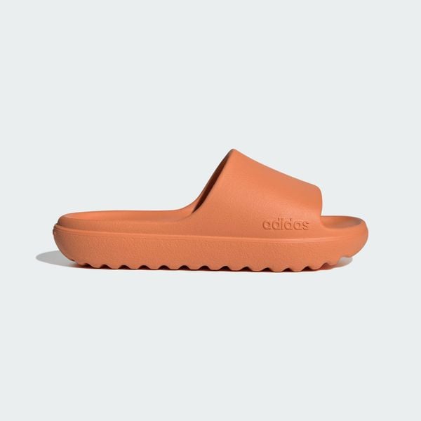 Klapki Adilette Lumia. Czerwone klapki męskie Adidas, z materiału, klasyczne. Za 149.00 zł.