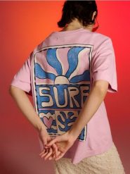 Bawełniana koszulka z napisem Surf - fioletowy. Fioletowe t-shirty damskie Sinsay, l, bez wzorów, z bawełny, bez kołnierzyka. Za 25.99 zł.