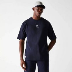 T-Shirt MLB New York Yankees New Era Oversize Bleu marine. Niebieskie t-shirty męskie New Era, m, bez wzorów, z bawełny, marine, bez kołnierzyka. Za 124.85 zł.