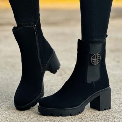 Czarne skórzane zamszowe botki damskie na obcasie Filippo Dbt4754/23. Czarne botki damskie Filippo, ze skóry, bez obcasa, na obcasie, bez zapięcia. Za 239.99 zł.