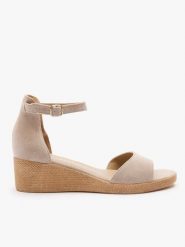 Piaskowe sandały na koturnie. Brązowe sandały damskie Ryłko, bez wzorów, ze skóry, bez obcasa, na koturnie, bez zapięcia. Za 399.99 zł.