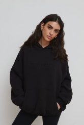 Bluza typu oversize z HAFTEM, w kolorze TOTALLY BLACK - EVANS SATIN. Czarne bluzy damskie Marsala, bez wzorów, z bawełny, z kapturem. Za 299.90 zł.