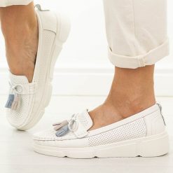 Białe skórzane mokasyny damskie Vinceza 88041. Białe mokasyny damskie VINCEZA, z jeansu, eleganckie. Za 219.00 zł.