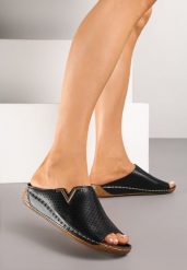 Czarne Klapki Vices z Perforowaną Cholewką Sarianae. Czarne klapki damskie Born2be, bez wzorów, eleganckie, bez obcasa, na płaskiej podeszwie. Za 69.99 zł.