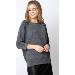 Srebrny sweter z rękawami typu nietoperz QUIOSQUE. Swetry damskie marki QUIOSQUE. Za 159.99 zł.