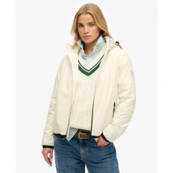 Kurtka przeciwwiatrowa z kapturem i logo. Białe kurtki damskie Superdry., bez wzorów, z kapturem. W wyprzedaży za 314.75 zł.