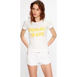 Tommy Jeans - Top. Szare topy damskie Tommy Jeans, z nadrukiem, z bawełny, z okrągłym kołnierzem, z krótkim rękawem. W wyprzedaży za 99.90 zł.