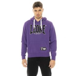 Herren-Winter-Kapuzenpullover zum Überziehen mit New Era 1947 Leone Flockdruck. Fioletowe bluzy męskie LEONE 1947 APPAREL, z bawełny, bez zapięcia, na fitness i siłownię. W wyprzedaży za 162.09 zł.