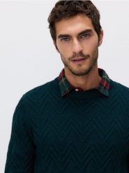 Sweter z domieszką wełny - ciemnozielony. Zielone swetry przez głowę męskie Reserved, l, bez wzorów, z dzianiny, bez kołnierzyka. W wyprzedaży za 59.99 zł.