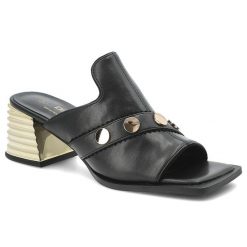 Klapki damskie S.Barski, na efektownym obcasie z metalicznym akcentem z szerokim paskiem i ozdobnymi nitami, czarne, CR61-3063. Czarne klapki damskie S.BARSKI, z aplikacjami, ze skóry, bez obcasa, na obcasie, bez zapięcia. Za 269.90 zł.