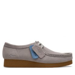 Półbuty Clarks. Szare półbuty damskie Clarks, bez wzorów, bez obcasa, na płaskiej podeszwie, bez zapięcia. Za 339.99 zł.