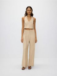 Spodnie z kantem - beżowy. Brązowe spodnie materiałowe damskie Reserved, l, bez wzorów, z tkaniny. W wyprzedaży za 69.99 zł.