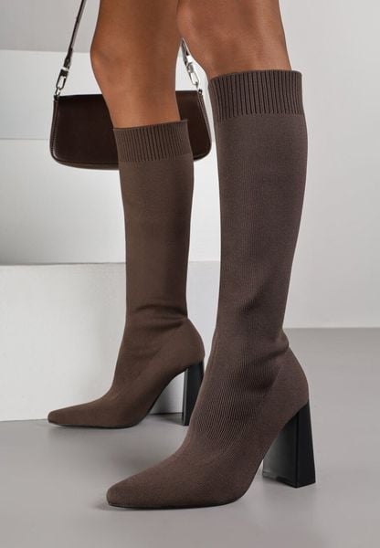 Brązowe Skarpetkowe Kozaki VICES na Geometrycznym Słupku z Noskiem w Szpic Zevra. Brązowe kozaki damskie Born2be, z satyny, bez obcasa, na obcasie. Za 159.99 zł.