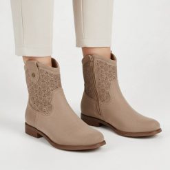 Botki damskie S.Barski, cholewka z materiału ażurowe wykończenie krótka cholewka fason zapinany na suwak pętla z tyłu stabilna niska podeszwa prosta. Brązowe kozaki damskie S.BARSKI, bez obcasa. Za 169.00 zł.