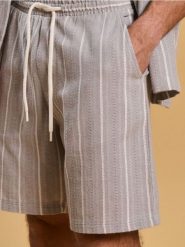 Bawełniane szorty w paski - zielony. Zielone szorty męskie Sinsay, bez wzorów, z bawełny. Za 49.99 zł.