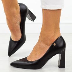 Czarne czółenka damskie na słupku Vinceza 62221. Czarne czółenka damskie VINCEZA, bez wzorów, ze skóry, biznesowe, bez obcasa, na słupku, bez zapięcia. Za 159.00 zł.