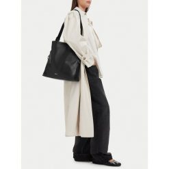 Torebka JENNY. Czarne torebki do ręki damskie Jenny, bez wzorów, klasyczne, bez dodatków. Za 159.99 zł.