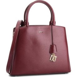 Torebka DKNY - Paige Lg Satchel R81D3326 Xod Blood Red 645. Torebki do ręki damskie marki DKNY. W wyprzedaży za 749.00 zł.