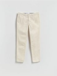 Spodnie chino slim fit - złamana biel. Spodnie materiałowe męskie Reserved, bez wzorów, z bawełny. Za 149.99 zł.