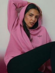 4F Bluza dresowa loose z kapturem damska - różowa XS. Czerwone bluzy damskie 4f, xs, bez wzorów, z bawełny, klasyczne, bez kołnierzyka, bez ramiączek, z kapturem. Za 189.99 zł.