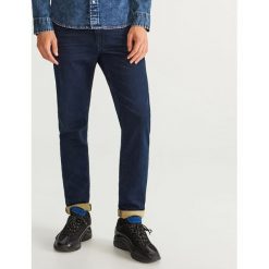Jeansy slim fit dzianinowe - Granatowy. Niebieskie jeansy męskie Reserved. Za 149.99 zł.