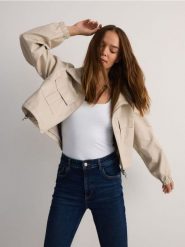 Krótka kurtka z imitacji skóry - kremowy. Białe kurtki damskie Reserved, l, bez wzorów, ze skóry, bez kaptura. W wyprzedaży za 99.99 zł.