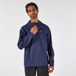 Kurtka do biegania w terenie przeciwdeszczowa męska Kiprun Run 500. Niebieskie kurtki sportowe męskie KIPRUN, l, bez wzorów, z materiału, do biegania. Za 299.99 zł.