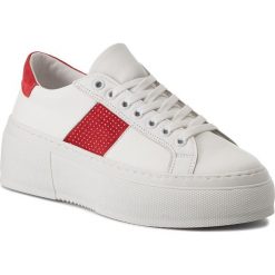 Sneakersy BRONX - 66189-A BSAHARX White/Red 2065. Białe półbuty damskie Bronx, bez wzorów, ze skóry, bez obcasa, na koturnie, bez zapięcia. W wyprzedaży za 329.00 zł.
