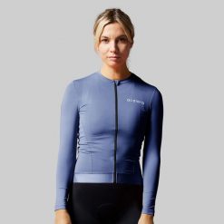 Damska koszulka kolarska z długim rękawem. Niebieskie bluzy sportowe damskie ACELERA, bez wzorów, z materiału, bez kołnierzyka, bez ramiączek, rowerowe. W wyprzedaży za 338.36 zł.