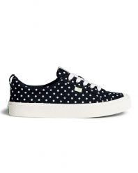 Tenisówki Cariuma OCA Low Polka Dot Black Canvas. Czarne trampki i tenisówki damskie CARIUMA, bez wzorów, z gumy, klasyczne, bez zapięcia. Za 233.70 zł.