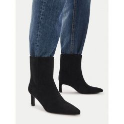 Botki JENNY. Czarne botki damskie Jenny, bez obcasa, na słupku, bez zapięcia. Za 169.99 zł.