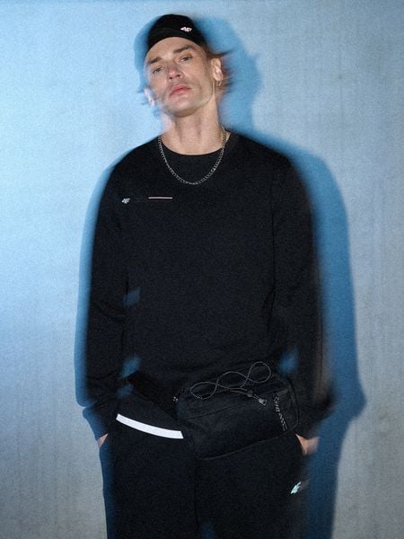 4F Longsleeve regular z nadrukiem męski - czarny S. Czarne bluzki z długim rękawem męskie 4f, m, bez wzorów, z materiału, bez kołnierzyka. W wyprzedaży za 99.99 zł.