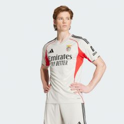 Koszulka wyjazdowa Benfica 25/26. Brązowe koszulki sportowe męskie Adidas, l, bez wzorów, bez kołnierzyka, bez ramiączek, do piłki nożnej. Za 439.00 zł.