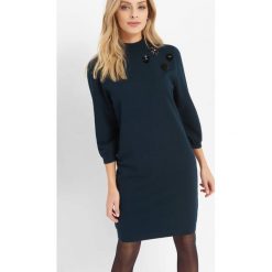 Dzianinowa sukienka ze stójką. Niebieskie sukienki damskie Orsay, z aplikacjami, z dzianiny, ze stójką, z długim rękawem. Za 119.99 zł.