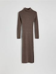 Dzianinowa sukienka z drobinkami - ciemnobrązowy. Brązowe sukienki damskie Reserved, l, bez wzorów, z dzianiny, bez kołnierzyka, bez ramiączek, midi, dopasowane. W wyprzedaży za 79.99 zł.