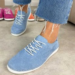 Niebieskie ażurowe skórzane półbuty damskie S.Barski 7080. Niebieskie półbuty damskie S.BARSKI, na jesień, w ażurowe wzory, z jeansu, casualowe, bez obcasa, na płaskiej podeszwie, bez zapięcia. Za 249.00 zł.