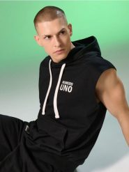 Dresowa bluza bez rękawów z napisem Numero Uno - czarny. Czarne bluzy męskie Sinsay, l, bez wzorów, z dresówki, bez kaptura. Za 39.99 zł.