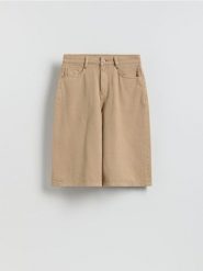 Jeansowe szorty - beżowy. Brązowe szorty damskie Reserved, bez wzorów, z bawełny. Za 119.99 zł.