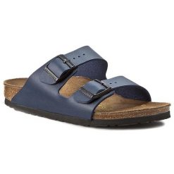 Klapki Birkenstock. Niebieskie klapki damskie Birkenstock, bez wzorów, bez obcasa. Za 399.99 zł.