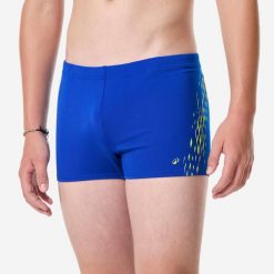 Bokserki pływackie dla dzieci Nabaiji Fiti Corner. Niebieskie kąpielówki dla chłopców Decathlon, bez wzorów, z elastanu. Za 44.99 zł.