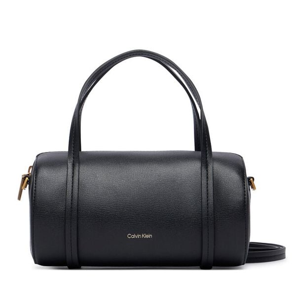 Torebka Calvin Klein. Czarne torebki do ręki damskie Calvin Klein, bez wzorów, klasyczne, bez dodatków. Za 440.99 zł.